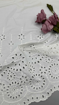 Màu trắng 100% Cotton Laser Out Hoa thêu vải bông By The Yard Cho thời trang nữ trang phục