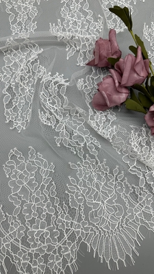 Mùa xuân và mùa hè 100% Nylon Pháp Chantilly Thread Đá với thiết kế hoa mềm tay cảm nhận màu trắng cho trang phục thời trang