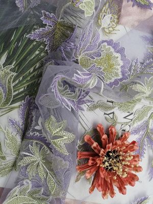 Vải ren thêu màu hoa cho hàng may mặc nữ