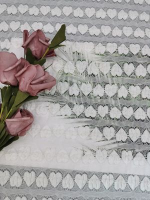 Trái tim màu trắng tuyến tính vải ren căng vải buổi tối